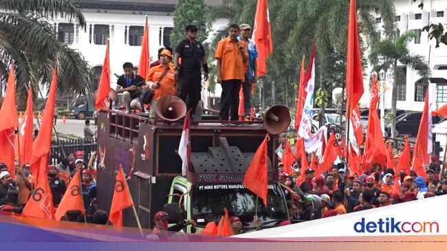 Tuntut Usulan UMK Tak Diubah Pj Gubernur, Buruh Kepung Gedung Sate